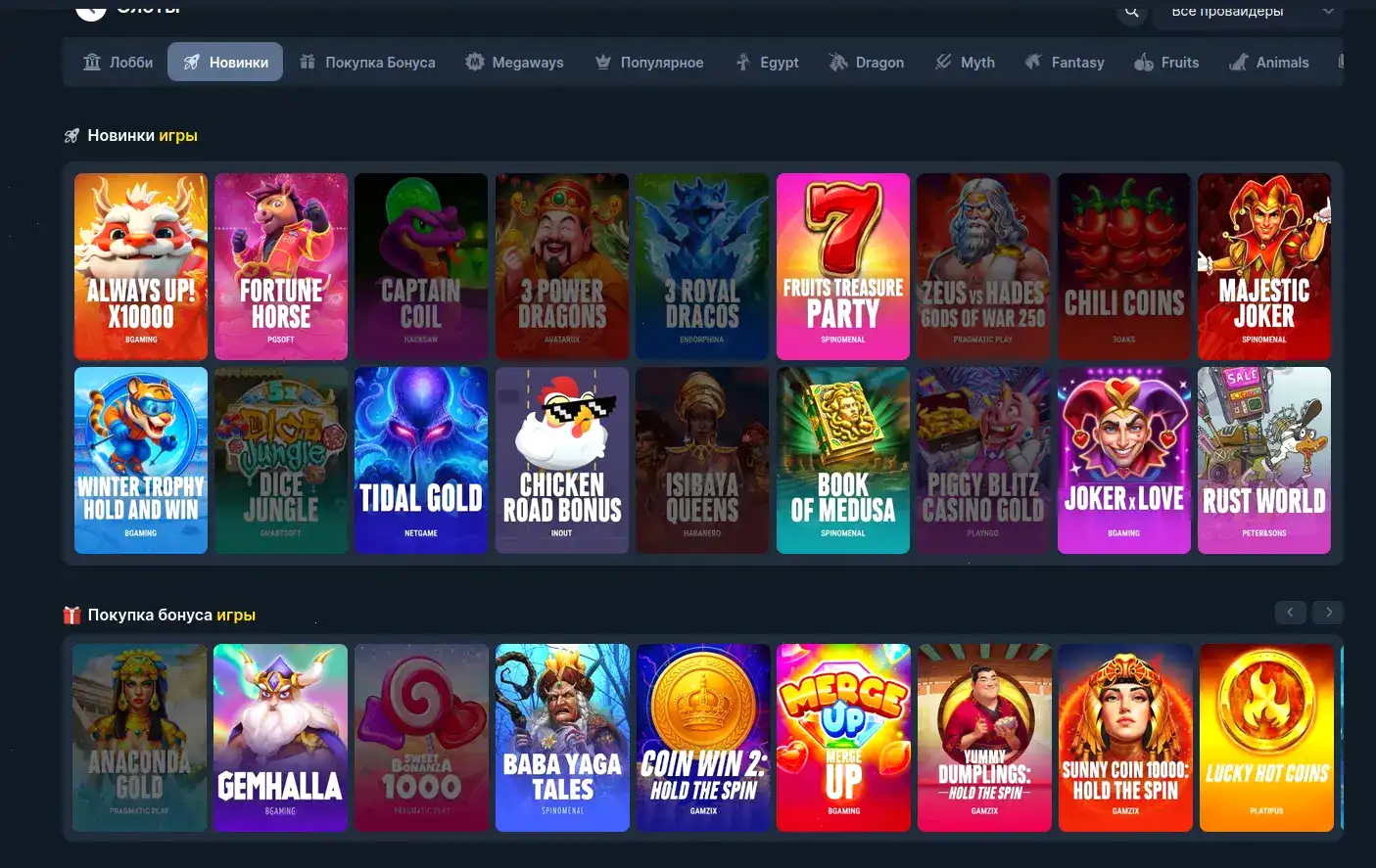 Стопка игровых фишек и карт на зеленом сукне в казино Marmelad